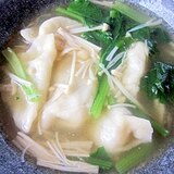 冷凍餃子と小松菜のスープ